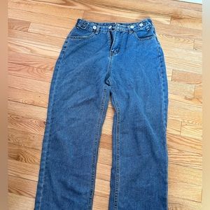 Loose fit blue jeans with button detail on the waistband!